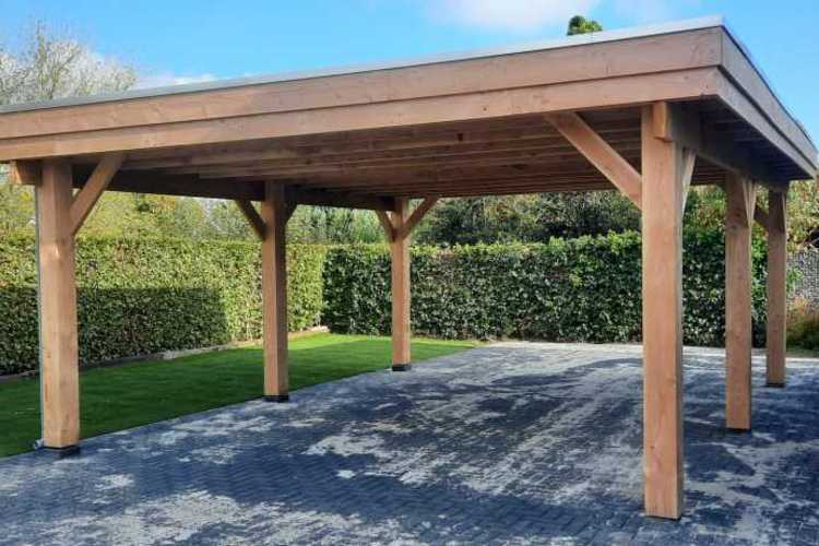 Robuuste carport met antraciet bestrating