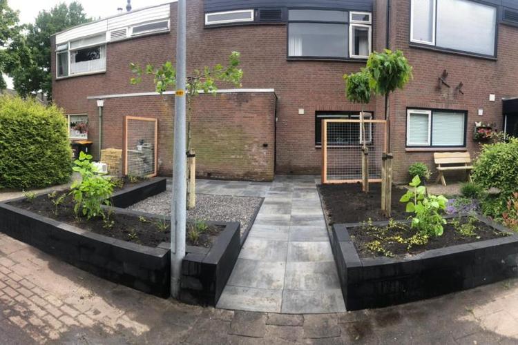 Teken een foto Geweldige eik Vergadering Voortuin met grote tegels en verhoogde borders - Hoveniersbedrijf De Korenbloem Teken een foto Geweldige eik Vergadering Voortuin met grote tegels en verhoogde borders - Hoveniersbedrijf De Korenbloem
